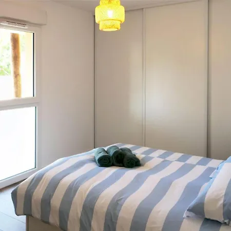 Neuf T2 50m2 Calme Et Spacieux Pres De La Et Golf Avec Grand Balcon Prive Apartment
